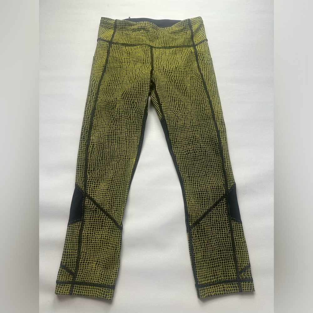 Lululemon pace rival cropped leggings. “Fall net toxic” black and yellow. Size 4